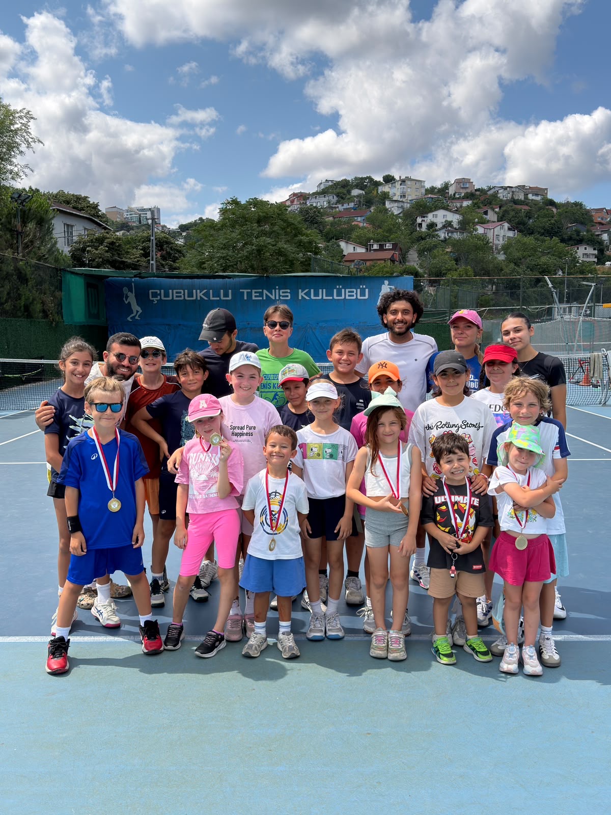 Çubuklu Tenis kortunda bir araya gelen sporcular